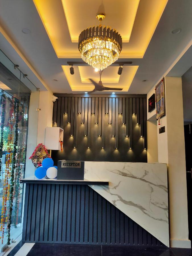 Goyal Palace Hotel *