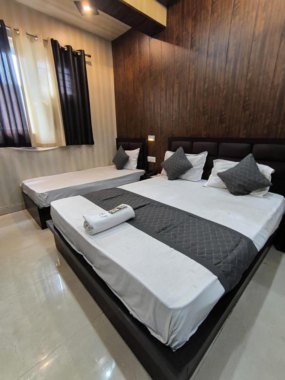 Goyal Palace Hotel *